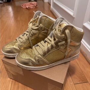 College girls: Gold High-Top Sneakers